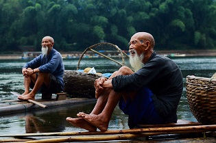 危險！老年人不應“口渴”了才喝水